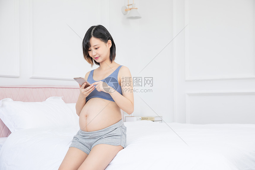 孕妇看手机图片