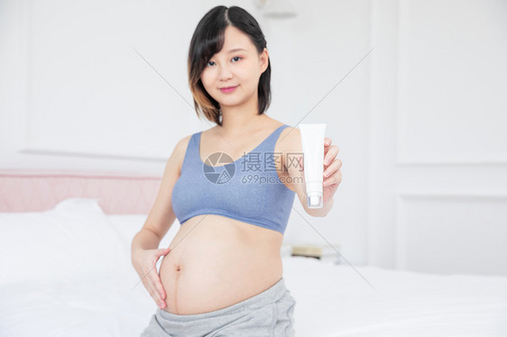 孕妇拿着乳霜图片