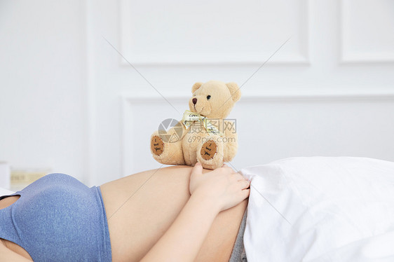 孕妇肚子放小熊特写图片