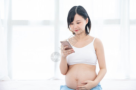 孕妇看手机背景图片