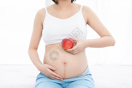 孕妇拿着苹果图片