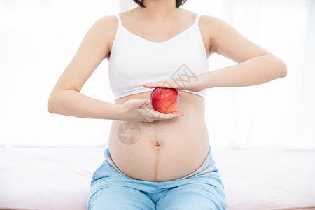 孕妇拿着苹果图片