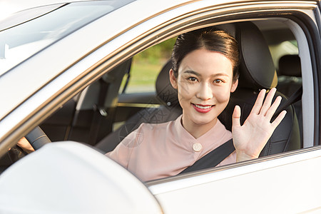 女性驾车打招呼图片