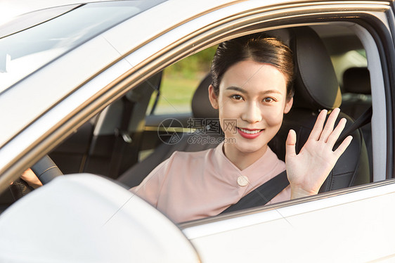 女性驾车打招呼图片