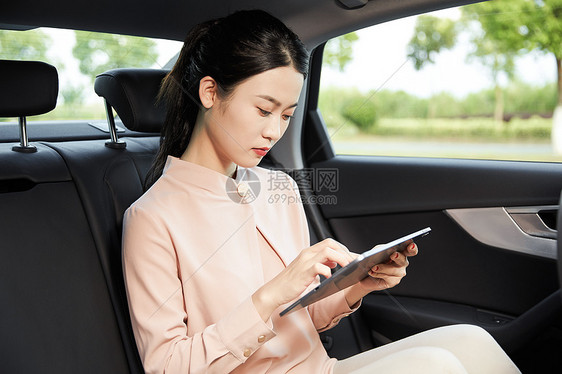 年轻女性车内使用平板电脑图片