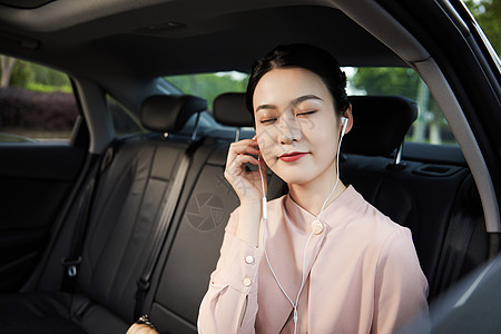 汽车， 休闲美女坐在车内听音乐背景