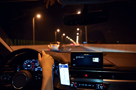 专车司机开车门女性夜间行驶背景