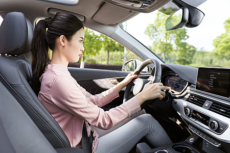 汽车辅助驾驶年轻女性驾车背景