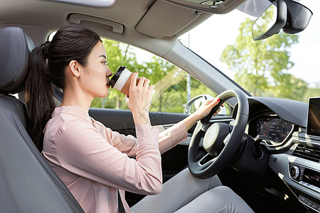 年轻女性车内喝咖啡高清图片