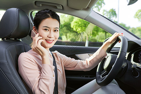 打电话的女人年轻女性车内打电话背景