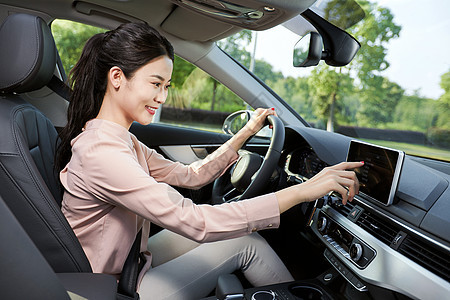 女性车内使用汽车导航背景图片