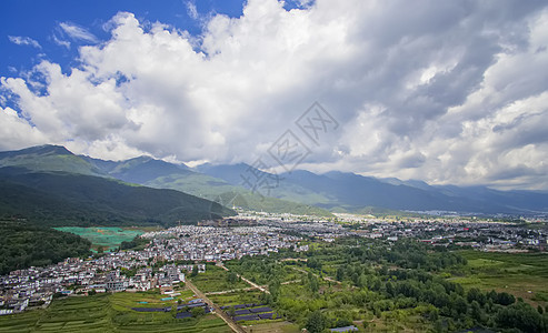 风格云彩大理丽江大气的田园风光背景