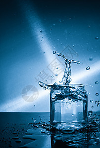 玻璃瓶里的水滴图片