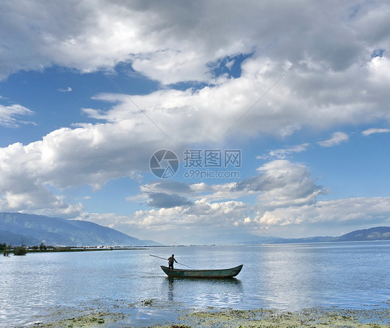 湖面泛舟图片