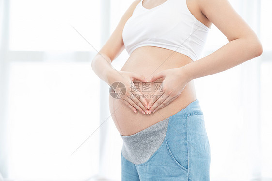 孕妇比心图片