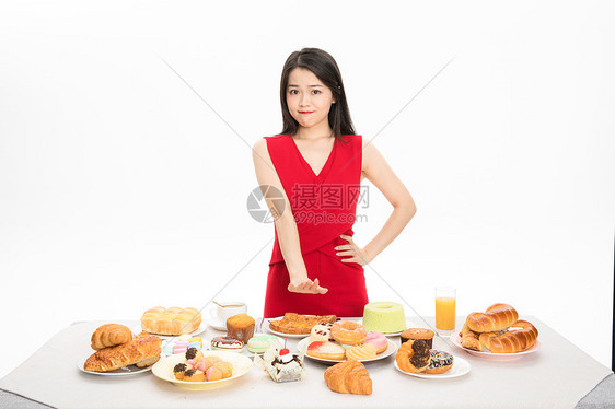 美女抵挡美食诱惑图片