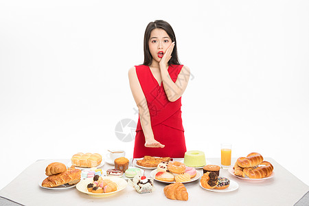 美女抵挡美食诱惑图片