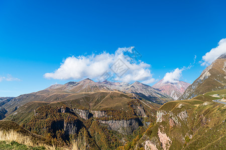 蓝天远山背景图片