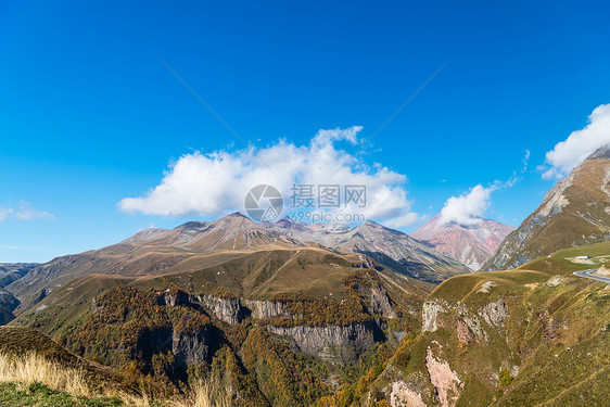 蓝天远山图片