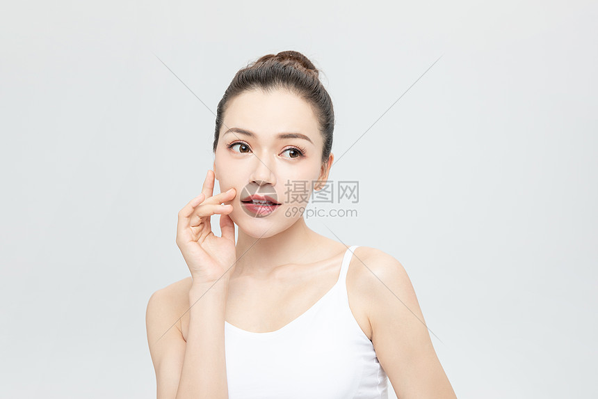 女性脸部动作特写图片