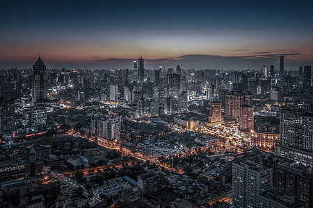 楼顶夜景黄昏中的城市天际线背景