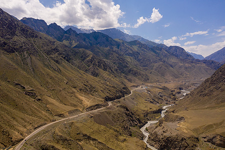 航拍大山里的公路图片