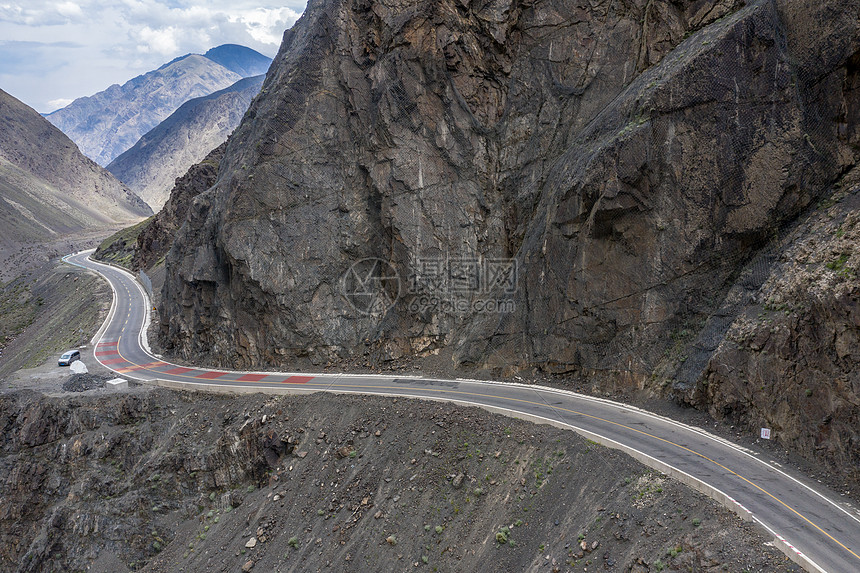 航拍大山里的公路图片