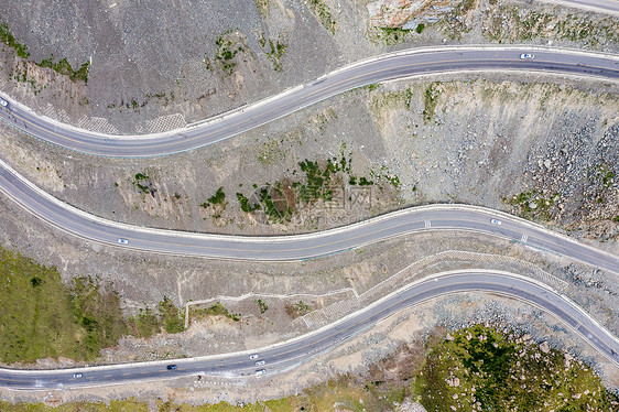 航拍大山里的公路图片