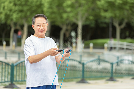 老爷爷跳绳背景图片