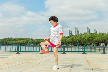 老奶奶户外踢毽子图片