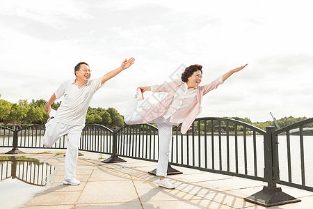 老年夫妇跳舞老年夫妇户外运动锻炼背景
