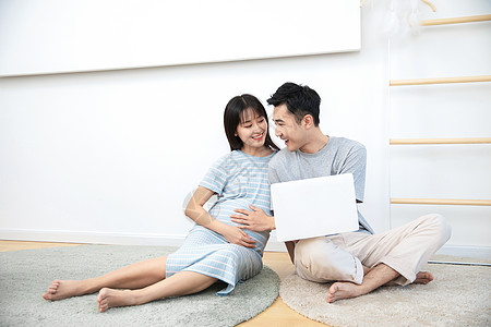 孕妇和丈夫在家开心玩电脑图片
