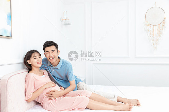 丈夫和孕妇一起躺床上图片