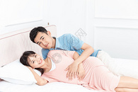 丈夫和孕妇一起躺床上图片