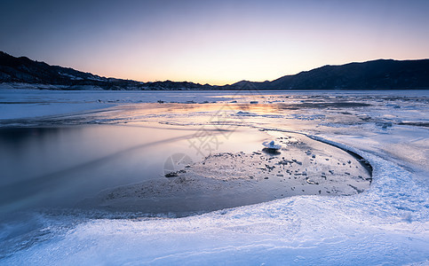 冰雪河流风景图片