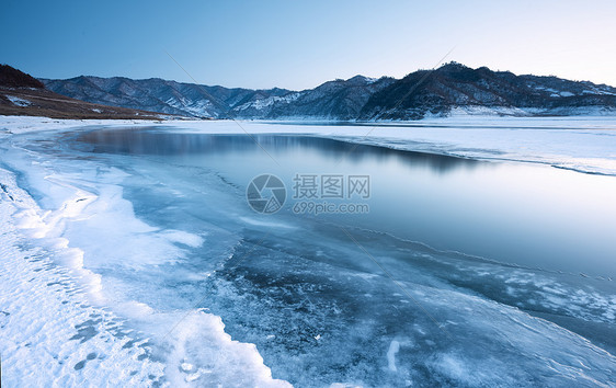 冰雪河流风景图片