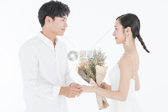 情侣求婚戴戒指图片