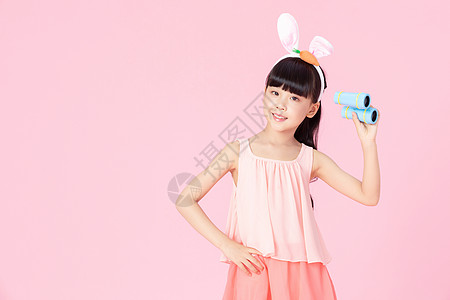 可爱小女孩带着兔耳朵拿着望远镜图片