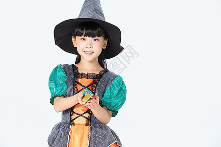 小女孩女巫造型拿着糖果背景图片