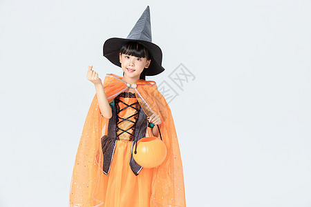 可爱小女孩万圣节女巫打扮拿着南瓜灯比心图片