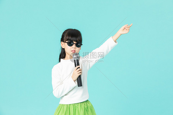 可爱小女孩唱歌戴着墨镜图片