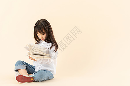 看书小朋友们小女孩坐在地上看书背景