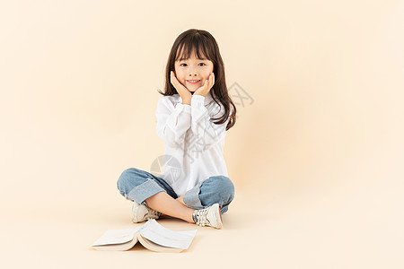 儿童阅读小女孩坐在地上看书背景