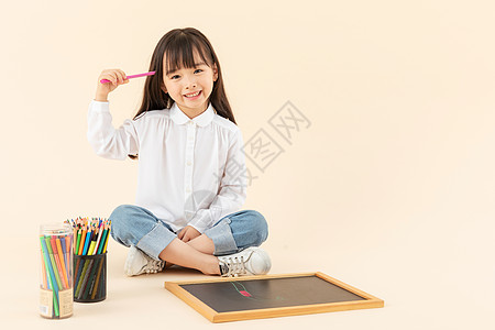 思考的小女孩小女孩坐在地上画画背景