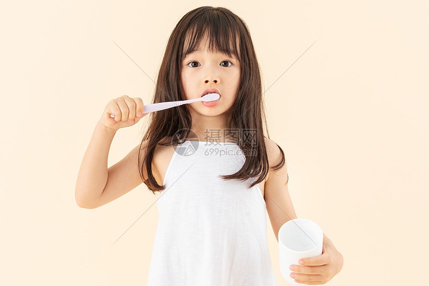 小女孩在刷牙图片