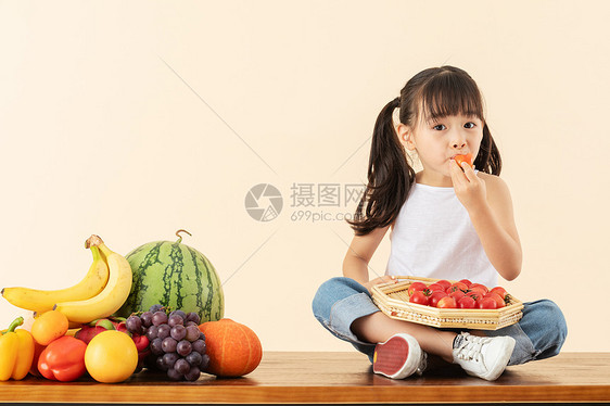 小女孩吃番茄图片