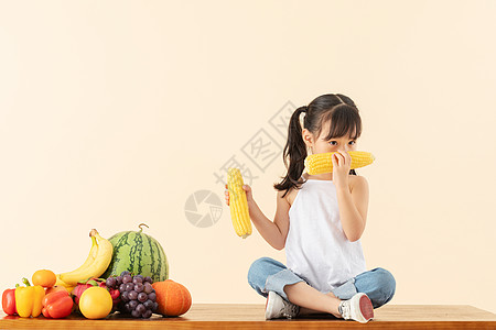 六一儿童节快乐小女孩吃玉米背景
