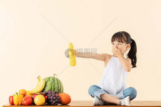 小女孩讨厌吃玉米图片