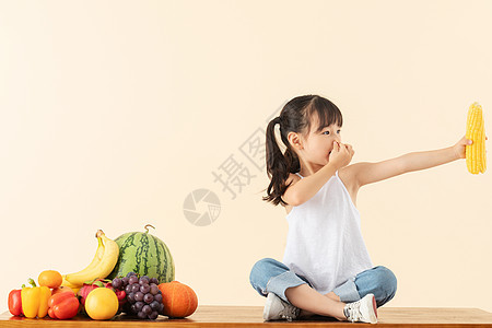 小女孩讨厌吃玉米背景图片