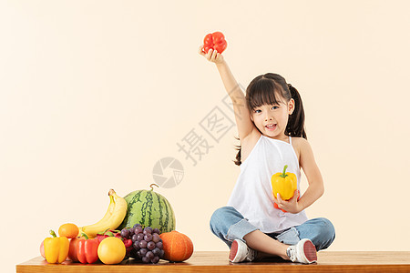 小女孩手拿蔬菜小女孩手拿水果蔬菜背景
